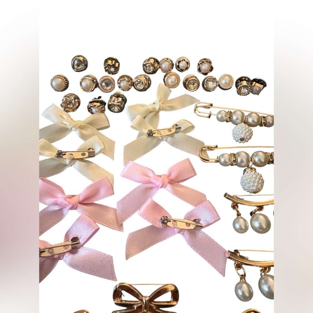 Set of 40 Shoe and Sock Pins with Rhinestones, Bows and Faux Pearls - Picture 9 of 10